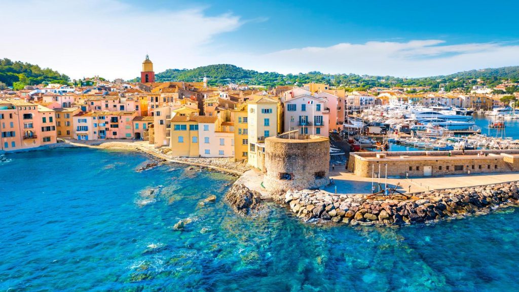 👀 On a toutes les infos : Les prochains hôtels de luxe de Bernard Arnault à Saint-Tropez et Venise.