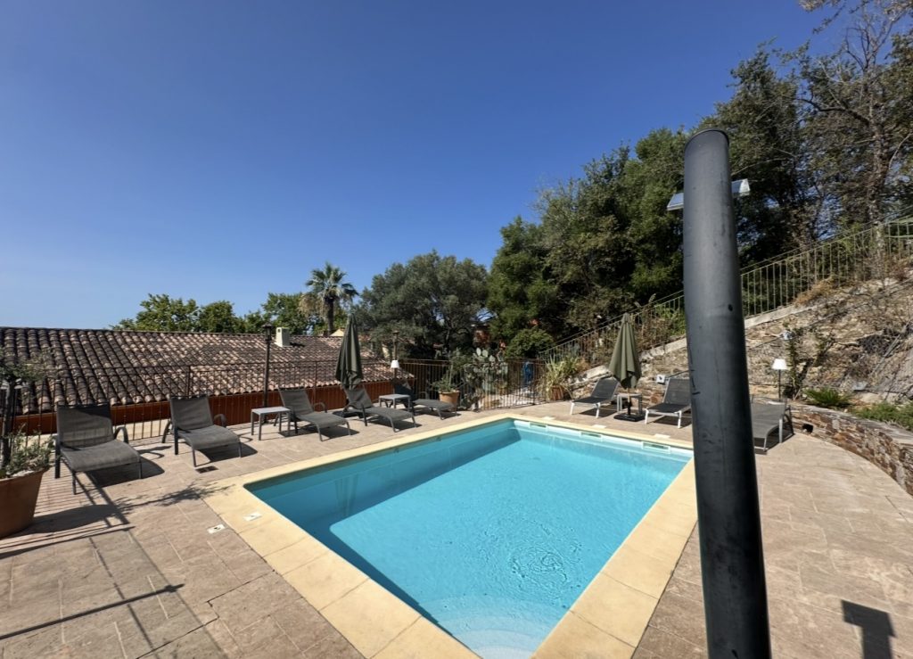 On a testé l&rsquo;hôtel « L&rsquo;Hostellerie du Cigalou » à Bormes-les-Mimosas (région PACA), un hôtel de charme complètement rénové.