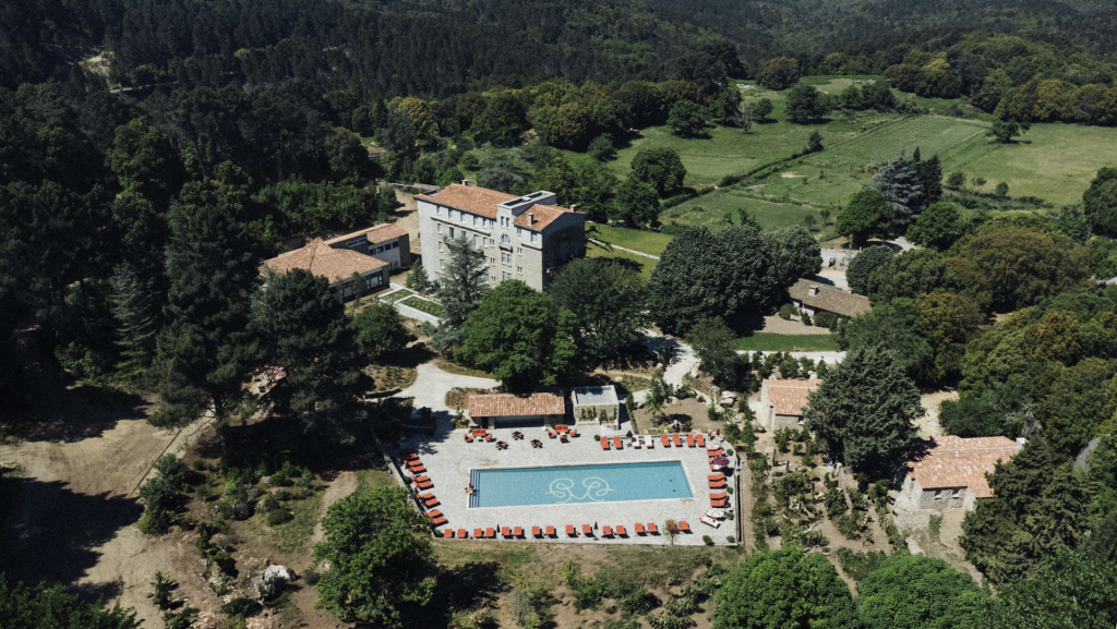 En Corse, le Domaine Le Mouflon d’Or ouvre un spa secret de 1 200 m² en pleine montagne.