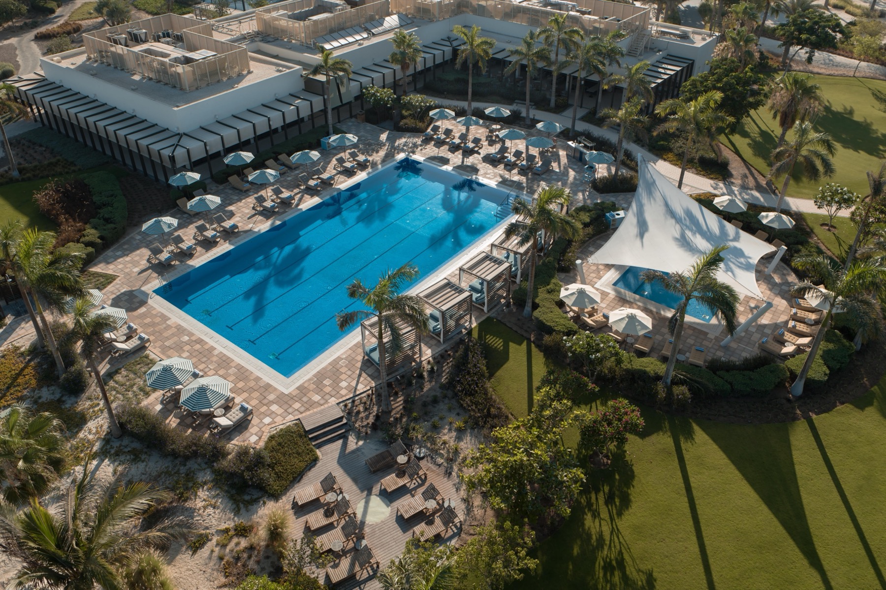 Turtle Bay Resort, vue aérienne du beach club et des piscines, The Red Sea, Arabie saoudite