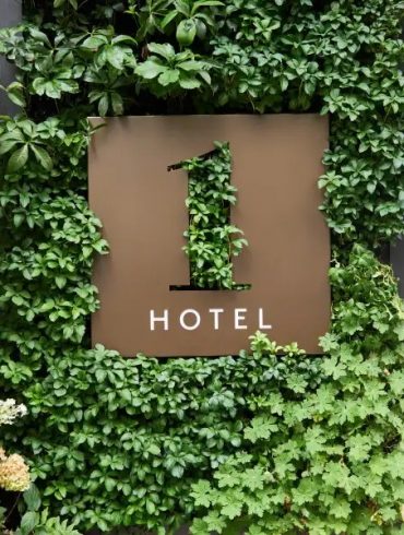 Mur végétal et logo 1 Hotel Austin, signature biophilique de la marque dans le centre d'Austin