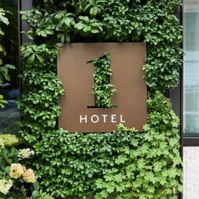 Mur végétal et logo 1 Hotel Austin, signature biophilique de la marque dans le centre d'Austin