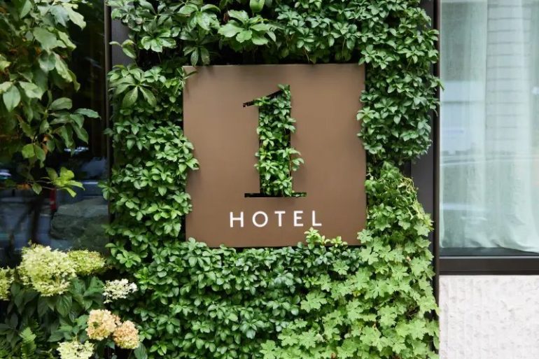 Mur végétal et logo 1 Hotel Austin, signature biophilique de la marque dans le centre d'Austin