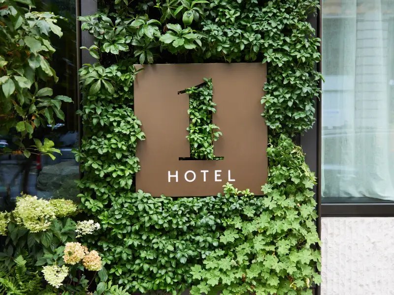 Mur végétal et logo 1 Hotel Austin, signature biophilique de la marque dans le centre d'Austin