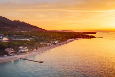 Vue aérienne du Forte Village Resort et de sa plage en Sardaigne