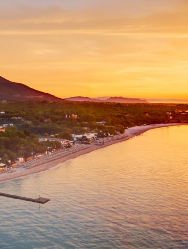 Vue aérienne du Forte Village Resort et de sa plage en Sardaigne