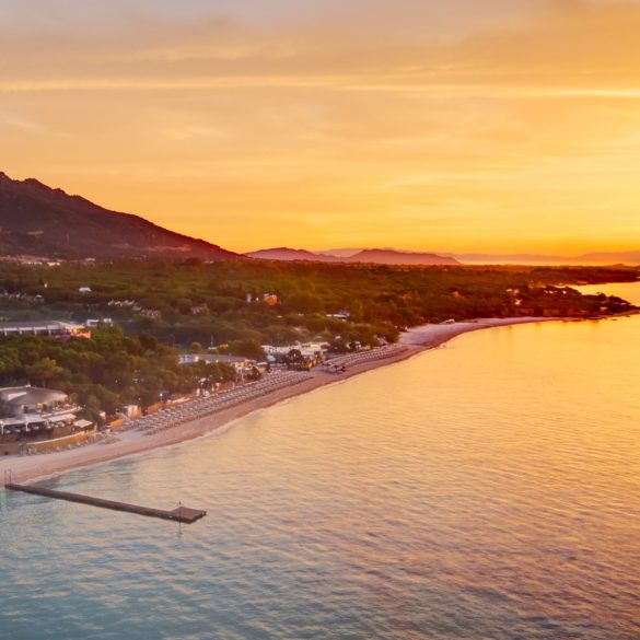 Vue aérienne du Forte Village Resort et de sa plage en Sardaigne