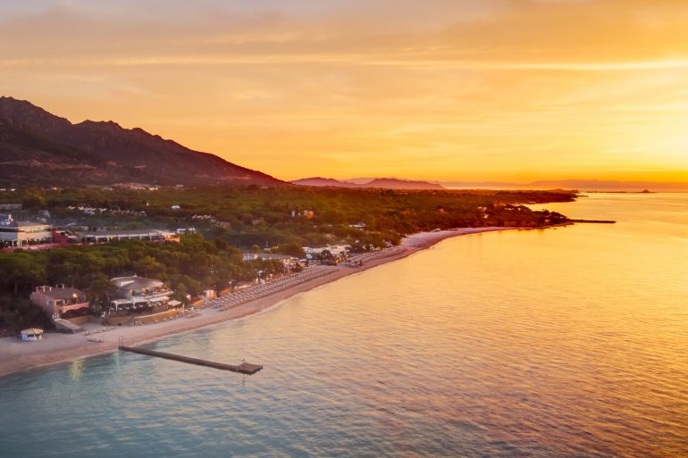 Vue aérienne du Forte Village Resort et de sa plage en Sardaigne