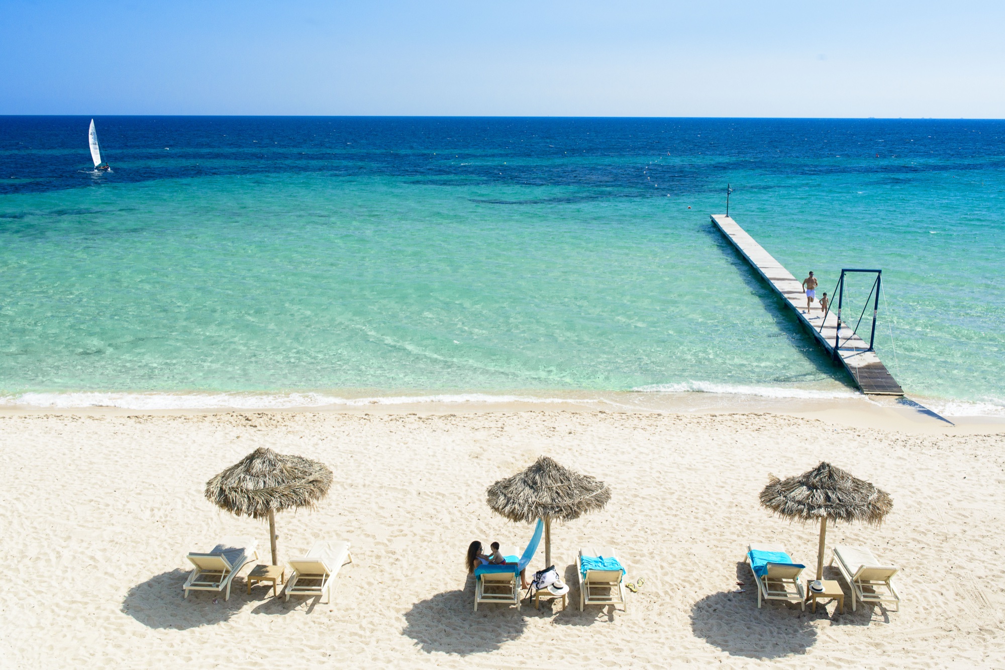 Plage privée et eaux turquoise du Forte Village Resort en Sardaigne