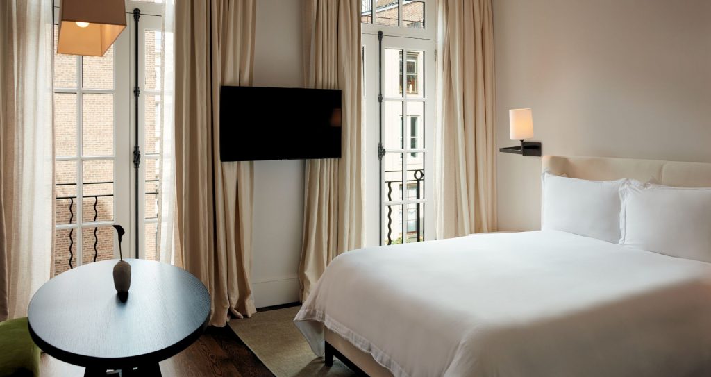 Suite du Mercer Hotel rénovée : ambiance résidentielle, mobilier sur mesure, lumière naturelle filtrée