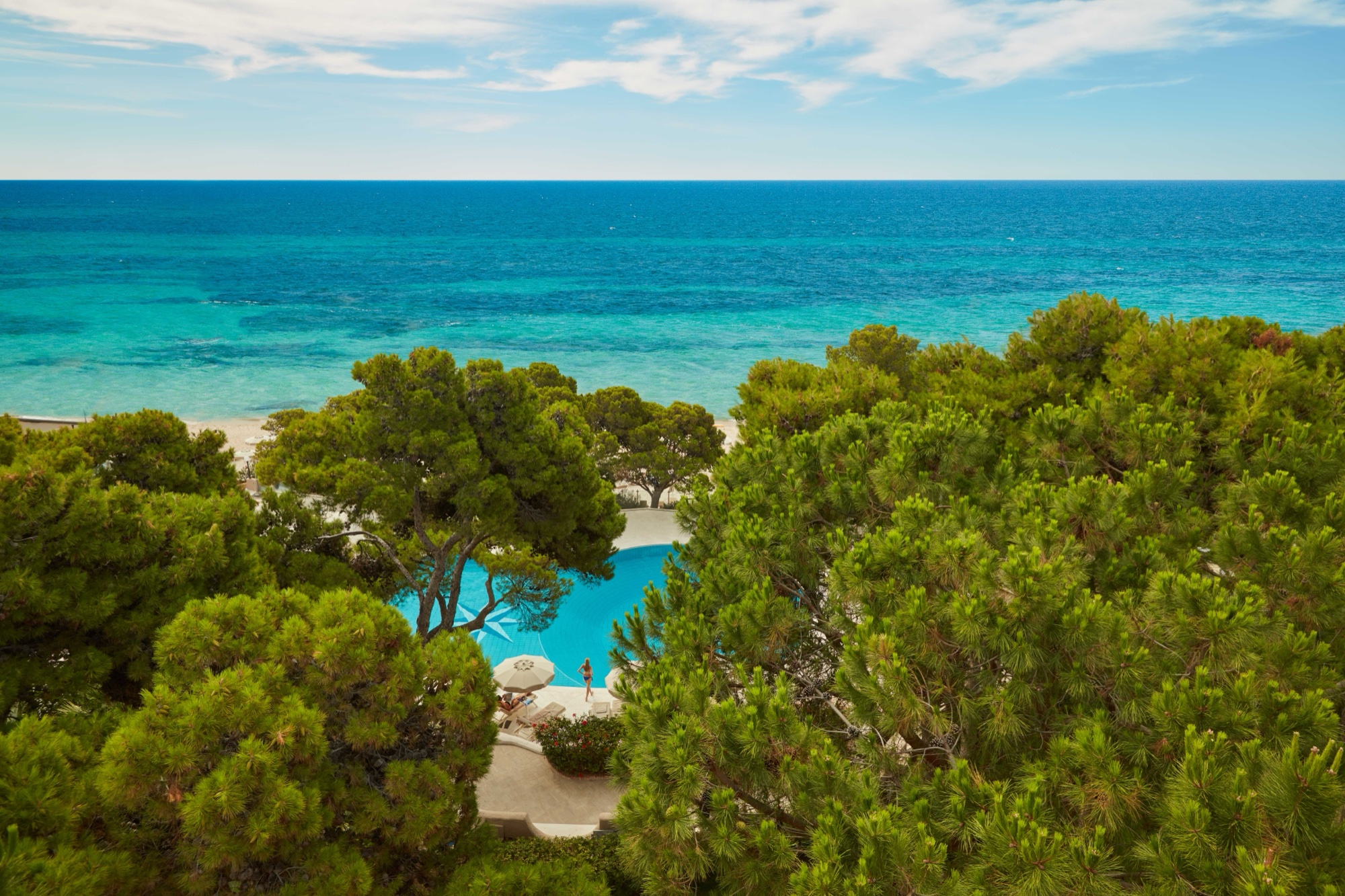 Plage Castello et restaurant face à la mer au Forte Village