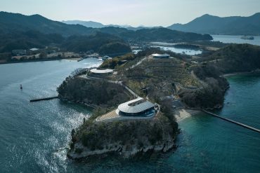 NOT A HOTEL Setouchi - Trois villas en terre battue par BIG sur l'île de Sagishima