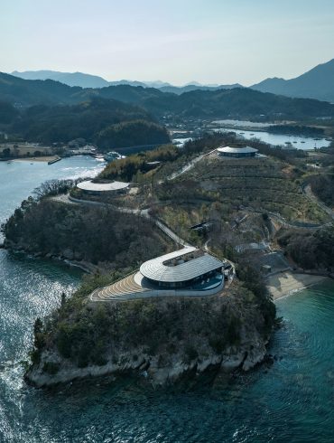 NOT A HOTEL Setouchi - Trois villas en terre battue par BIG sur l'île de Sagishima