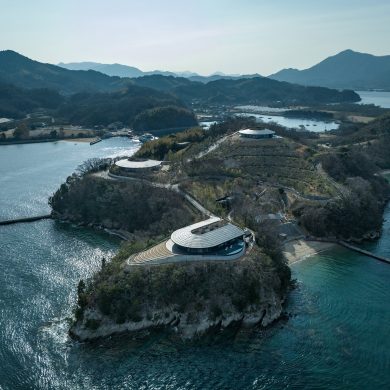 NOT A HOTEL Setouchi - Trois villas en terre battue par BIG sur l'île de Sagishima
