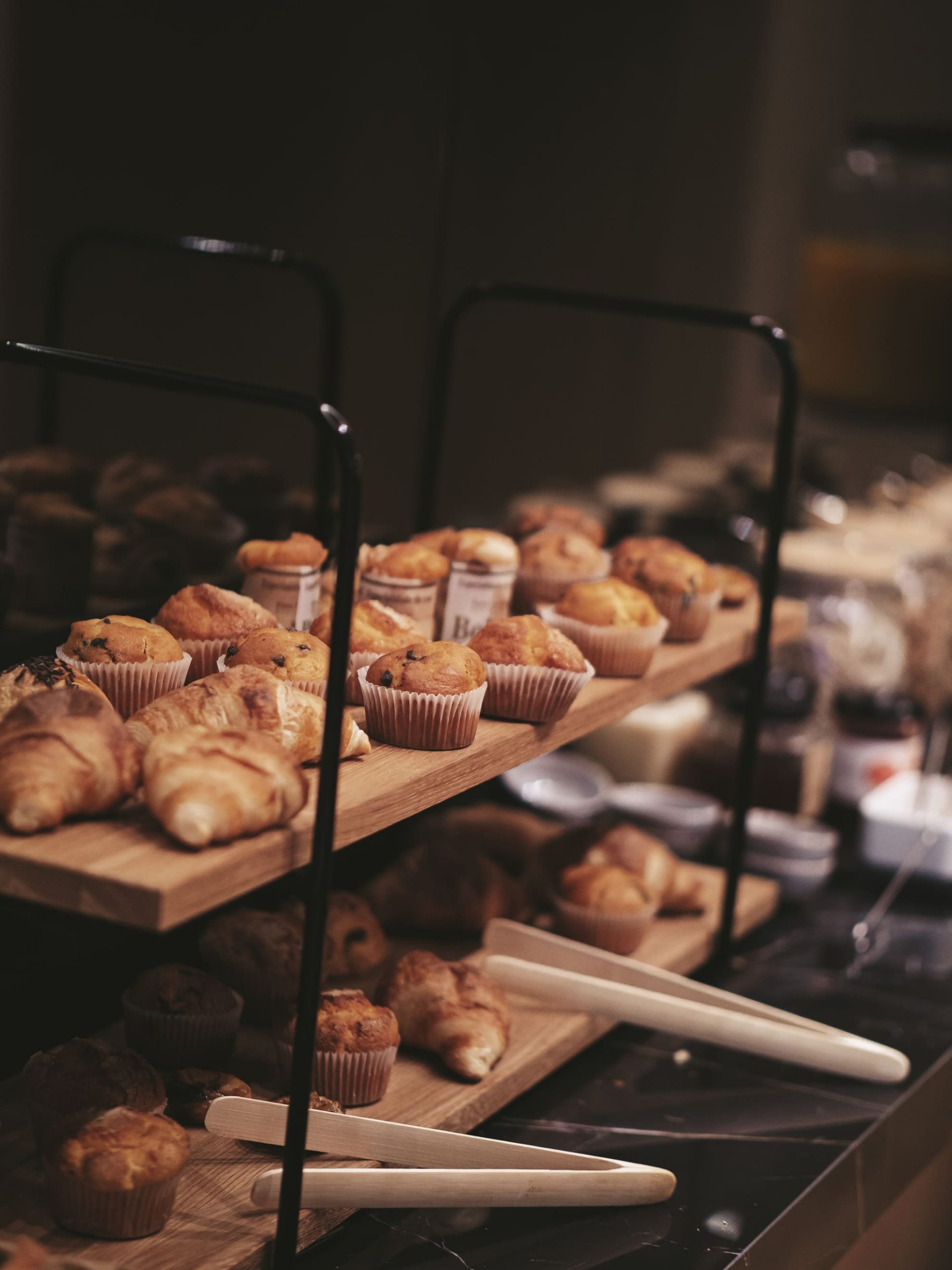Buffet petit-déjeuner du Bistro Blackpine — viennoiseries et muffins