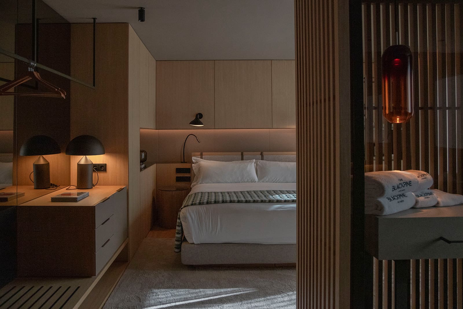 Chambre standard du Blackpine avec lampes Atollo de Vico Magistretti