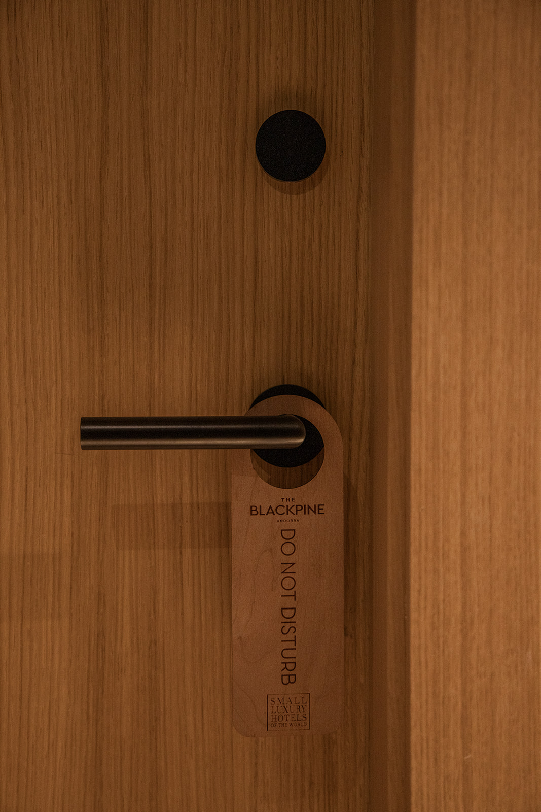 Pancarte Do Not Disturb en bois recyclé estampillée Small Luxury Hotels