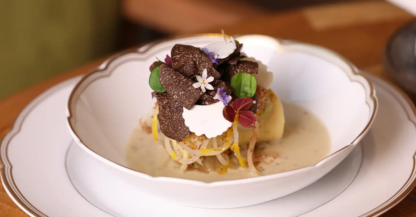 Spaghetti de papaye verte carbonara, truffe noire et jambon ibérique par Marcel Ravin au BLue Bay