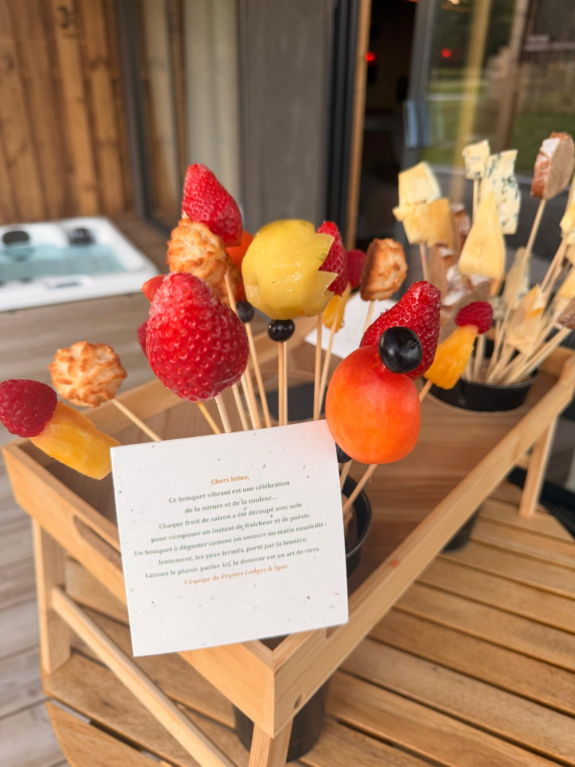 Bouquet de fruits brochettes carte Chers hôtes Pépites Lodges et Spas