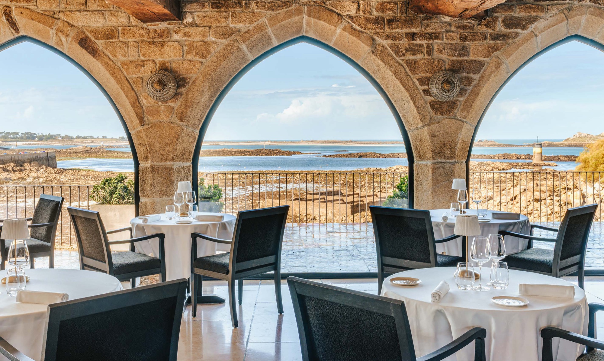 Salle du restaurant Nori sous les arcades, avec vue sur la baie et l'ile de Batz