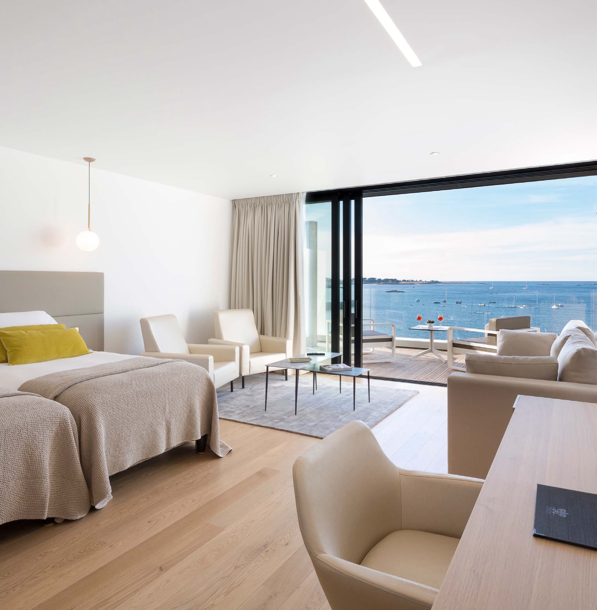 Suite contemporaine du Brittany & Spa avec vue panoramique sur la mer et l'ile de Batz