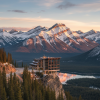 Hôtel de luxe perché sur une falaise des Rocheuses canadiennes à Banff, vue panoramique