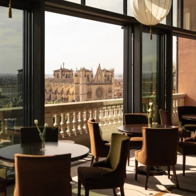 Ce splendide hôtel 5 étoiles rouvre ses portes à Lyon avec un nouveau speakeasy et un spa