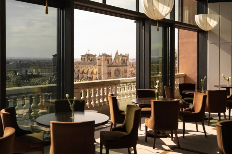 Ce splendide hôtel 5 étoiles rouvre ses portes à Lyon avec un nouveau speakeasy et un spa