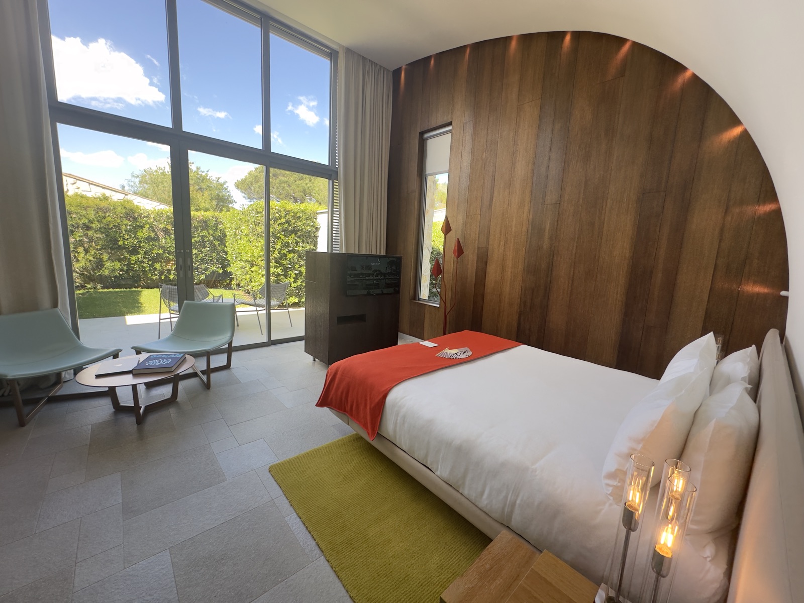 Chambre avec vue jardin et terrasse au Sezz Saint-Tropez