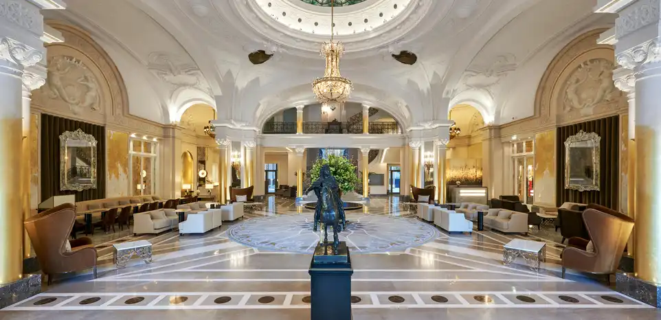 Lobby de l'Hôtel de Paris Monte-Carlo avec marbres polychromes et statue de Louis XIV, photo officielle SBM