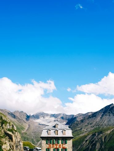 Hôtel Belvedere alpin, Oberwald, Suisse, en montagne