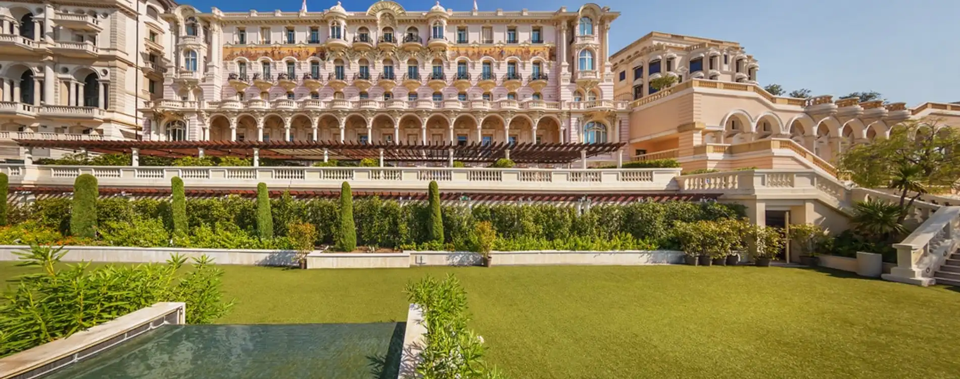 Façade Belle Époque rose de l'Hôtel Hermitage Monte-Carlo dominant le port