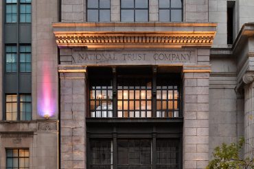 Hotel SonoLux dans le Vieux-Montréal, façade néoclassique du National Trust Building de 1914