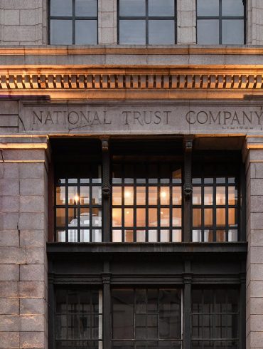 Hotel SonoLux dans le Vieux-Montréal, façade néoclassique du National Trust Building de 1914