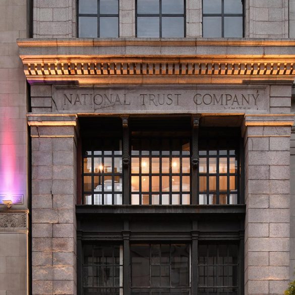 Hotel SonoLux dans le Vieux-Montréal, façade néoclassique du National Trust Building de 1914