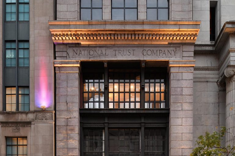 Hotel SonoLux dans le Vieux-Montréal, façade néoclassique du National Trust Building de 1914