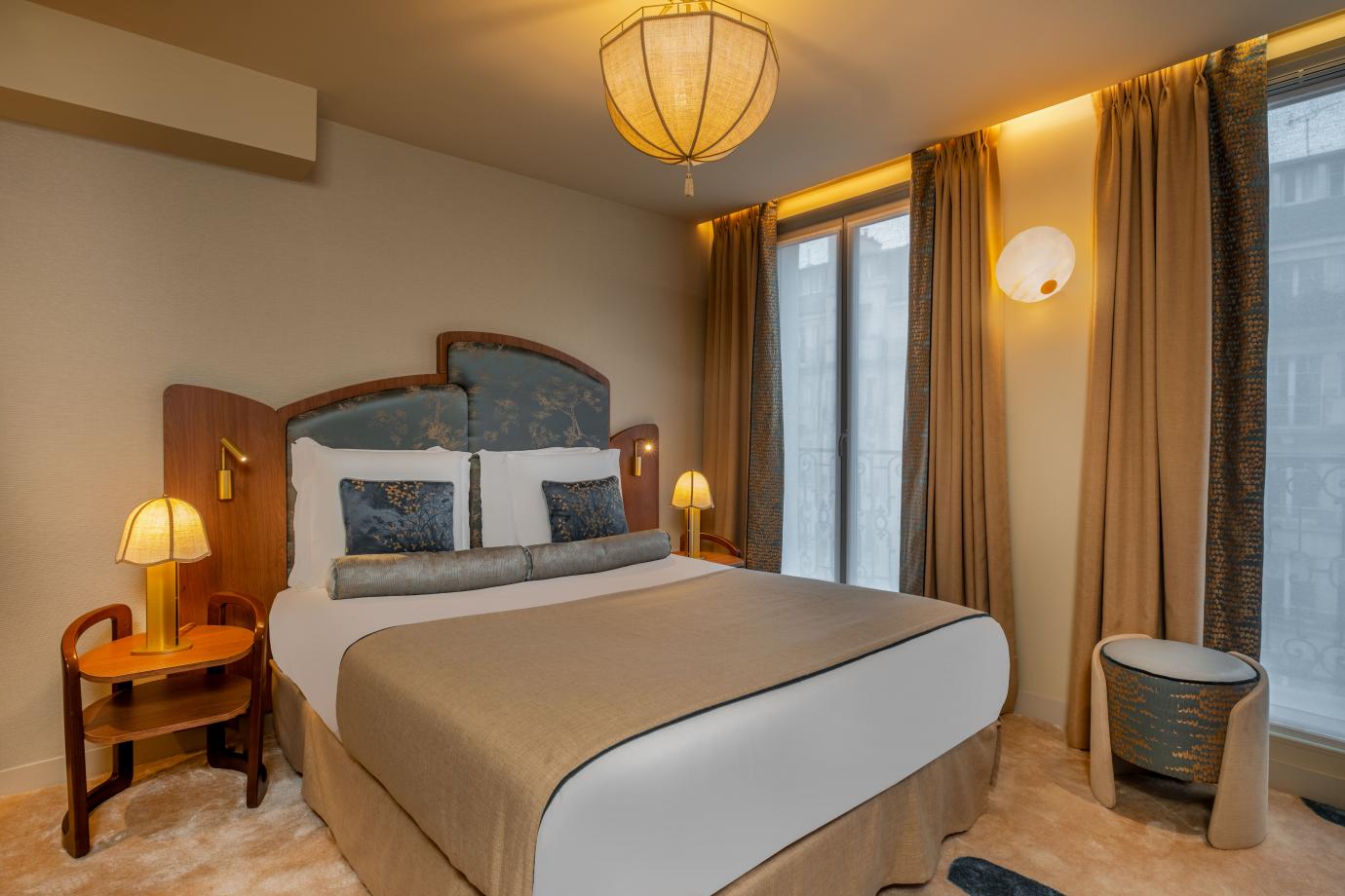 Chambre rénovée de l’Hôtel La Bourdonnais avec vue sur la tour Eiffel