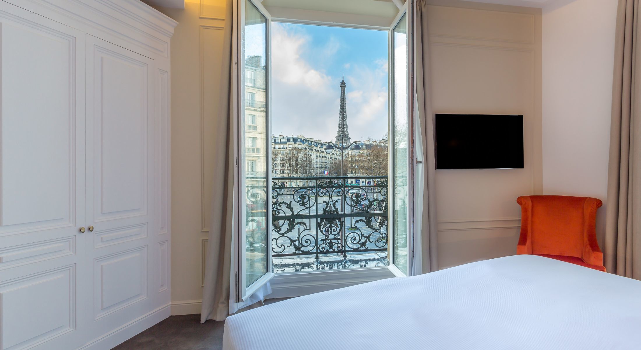 Chambre de l’Hôtel La Comtesse avec vue sur la tour Eiffel