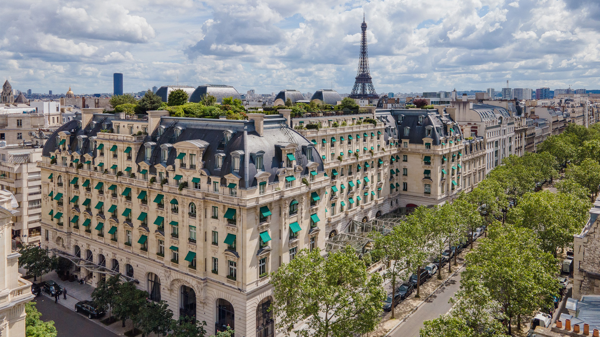 Vue sur la tour Eiffel depuis le rooftop de The Peninsula Paris