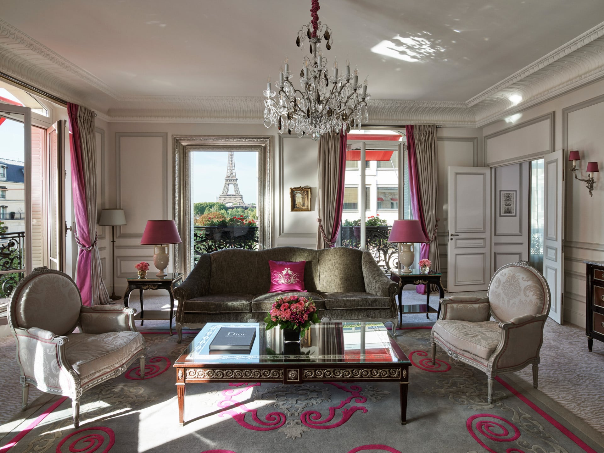 Suite du Plaza Athénée avec vue sur la tour Eiffel depuis l'avenue Montaigne