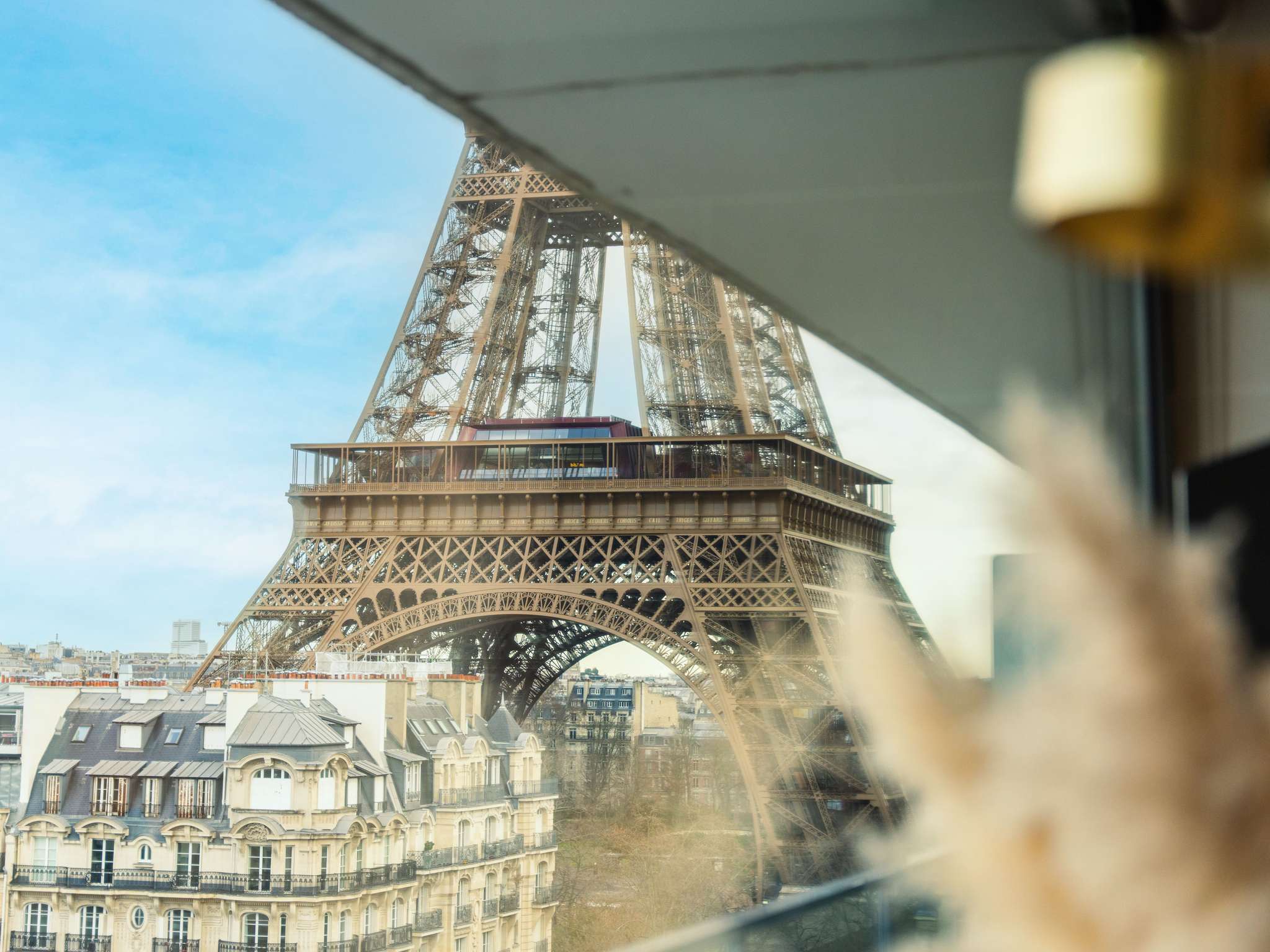 Chambre du Pullman Paris Tour Eiffel avec vue directe sur la tour Eiffel