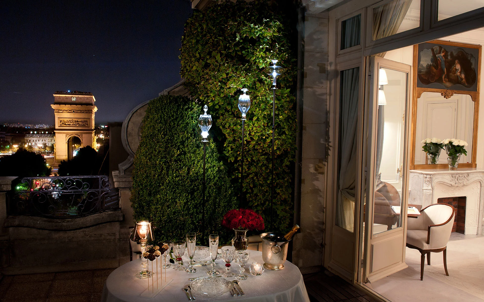 Le rooftop de La Terrasse de l’Hôtel Raphael avec vue sur la tour Eiffel