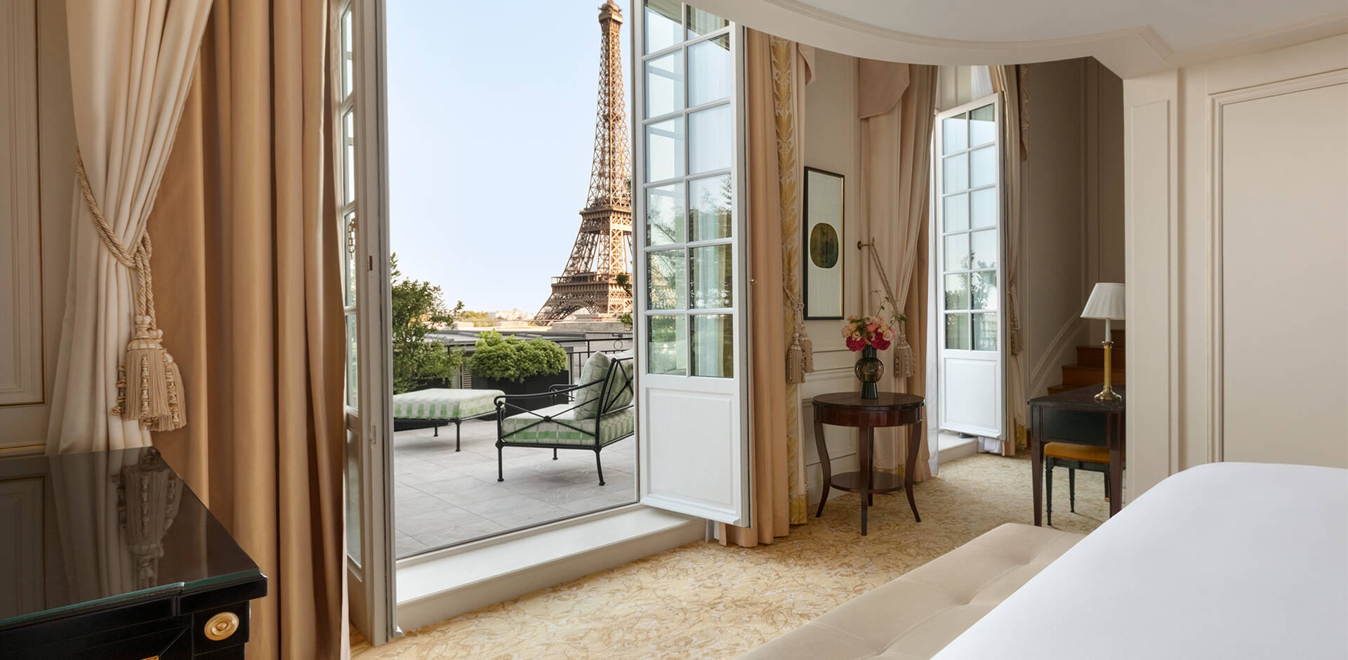 Vue frontale sur la tour Eiffel depuis une suite du Shangri-La Paris