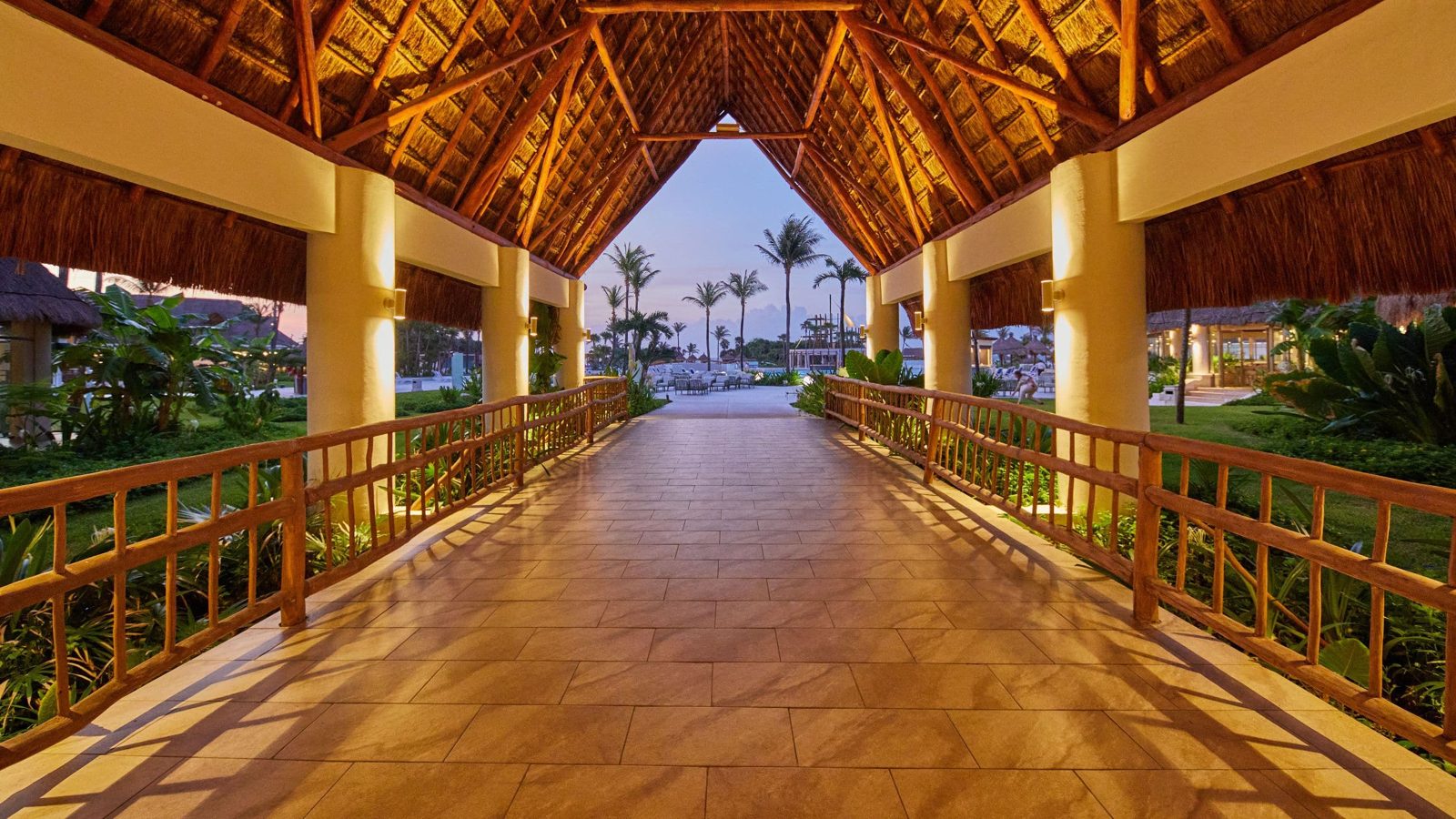 Allée d'accueil d'un resort Hyatt entre palmiers · La Revue des Hôtels