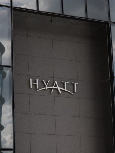 Hyatt Hotels, signalétique d'un immeuble du groupe hôtelier de luxe · La Revue des Hôtels