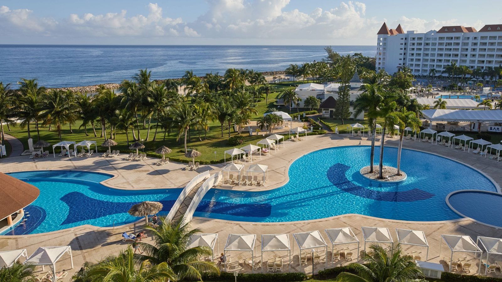 Piscine d'un resort Hyatt face à l'océan · La Revue des Hôtels