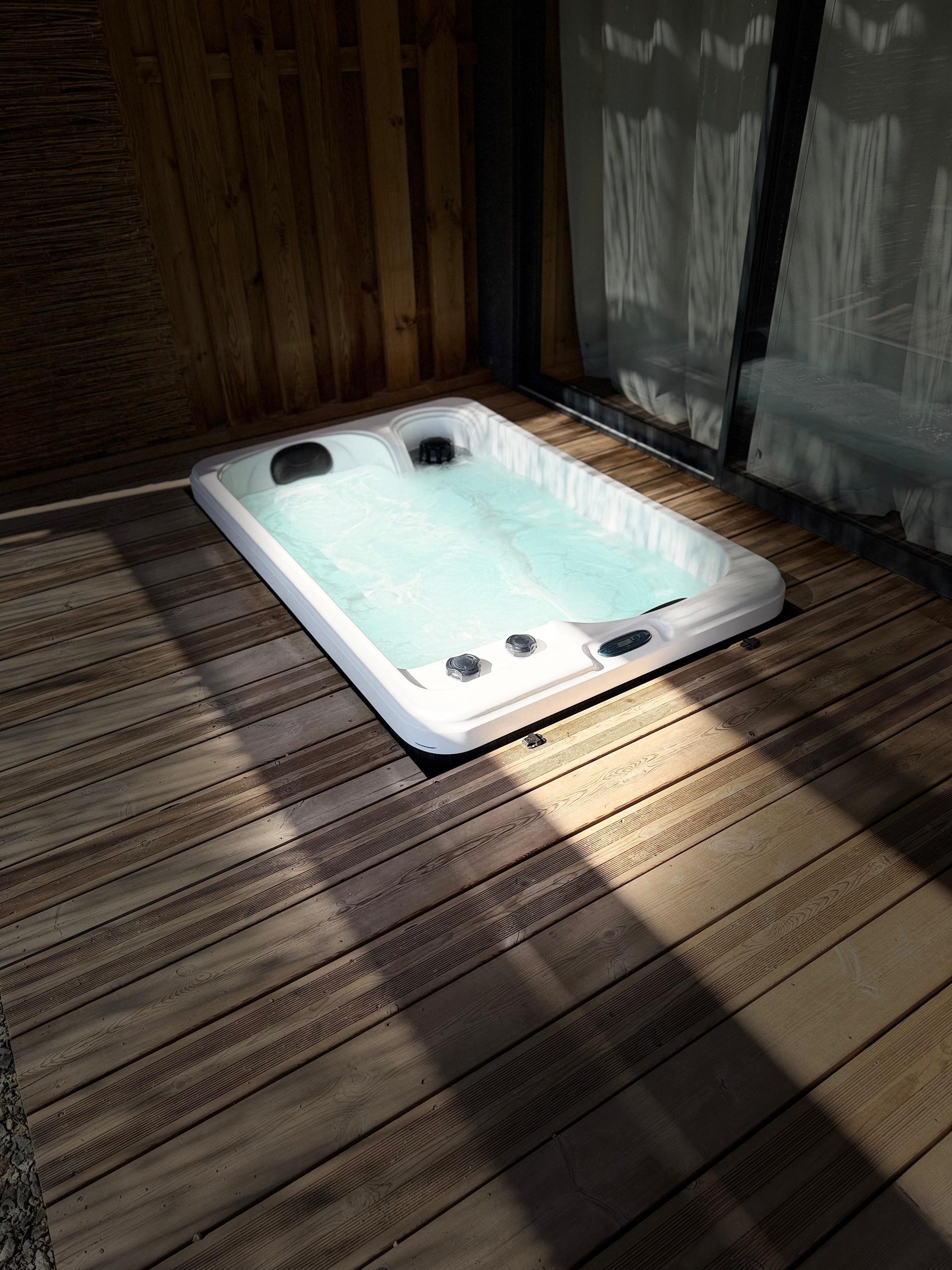 Jacuzzi privatif Pépite Lodge jour terrasse bois lumière naturelle