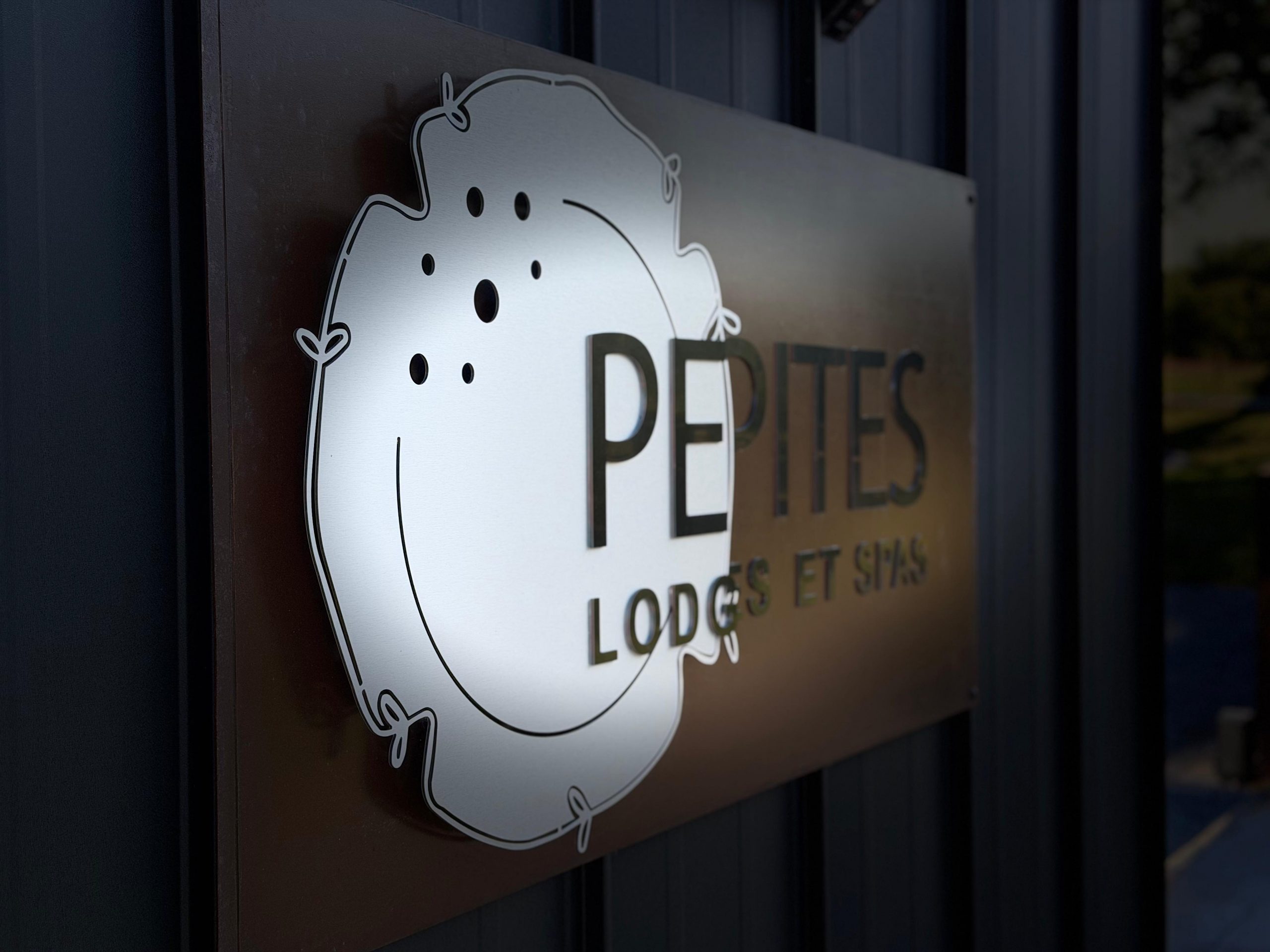 Logo Pépites Lodges et Spas plaque gravée entrée