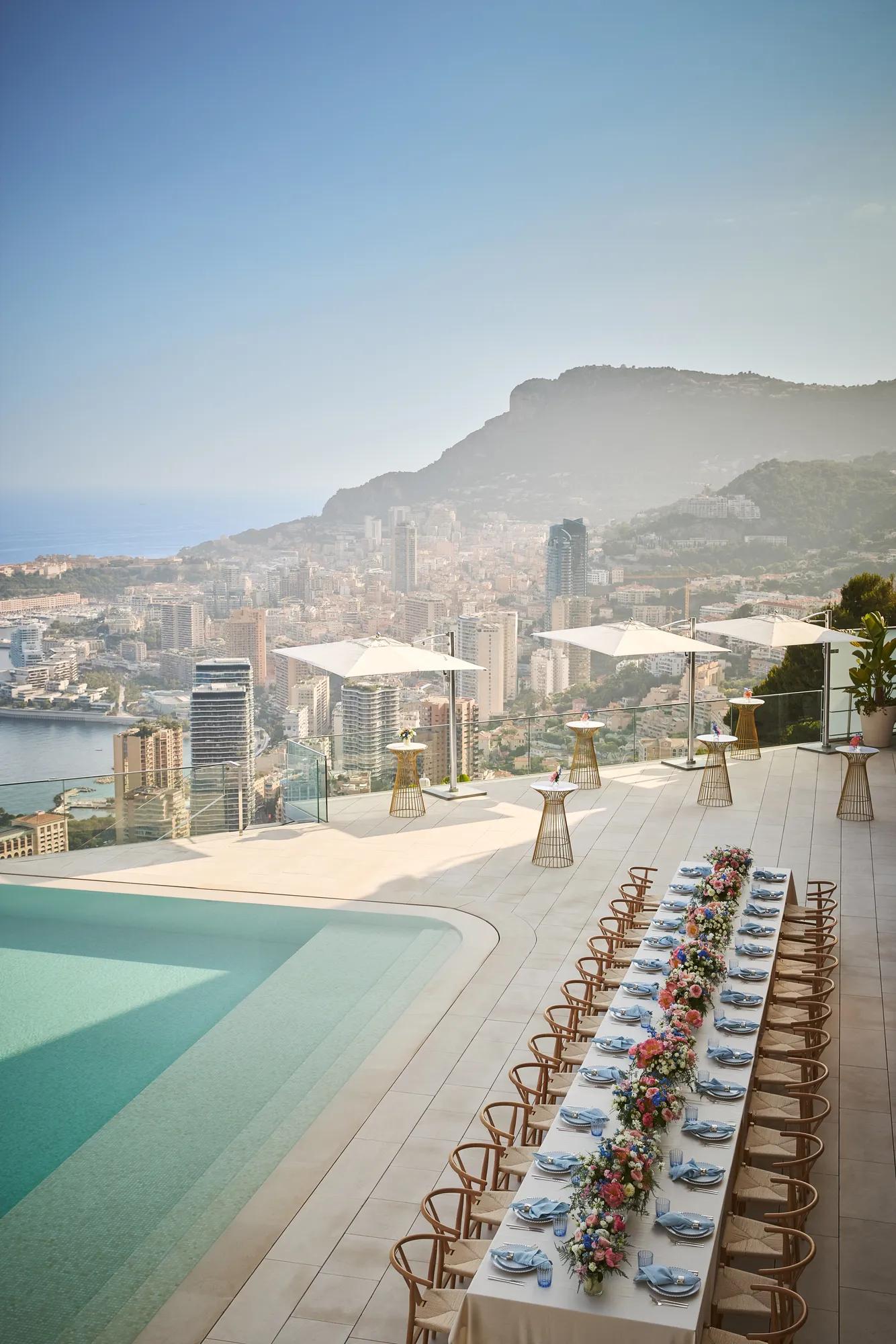 Piscine extérieure du Maybourne Riviera face à la Méditerranée