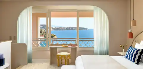 Suite contemporaine du Monte-Carlo Bay avec vue mer